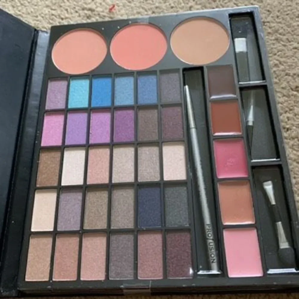 ProFusion Eyes Lips Cheeks Beauty Book**New-Sealed**